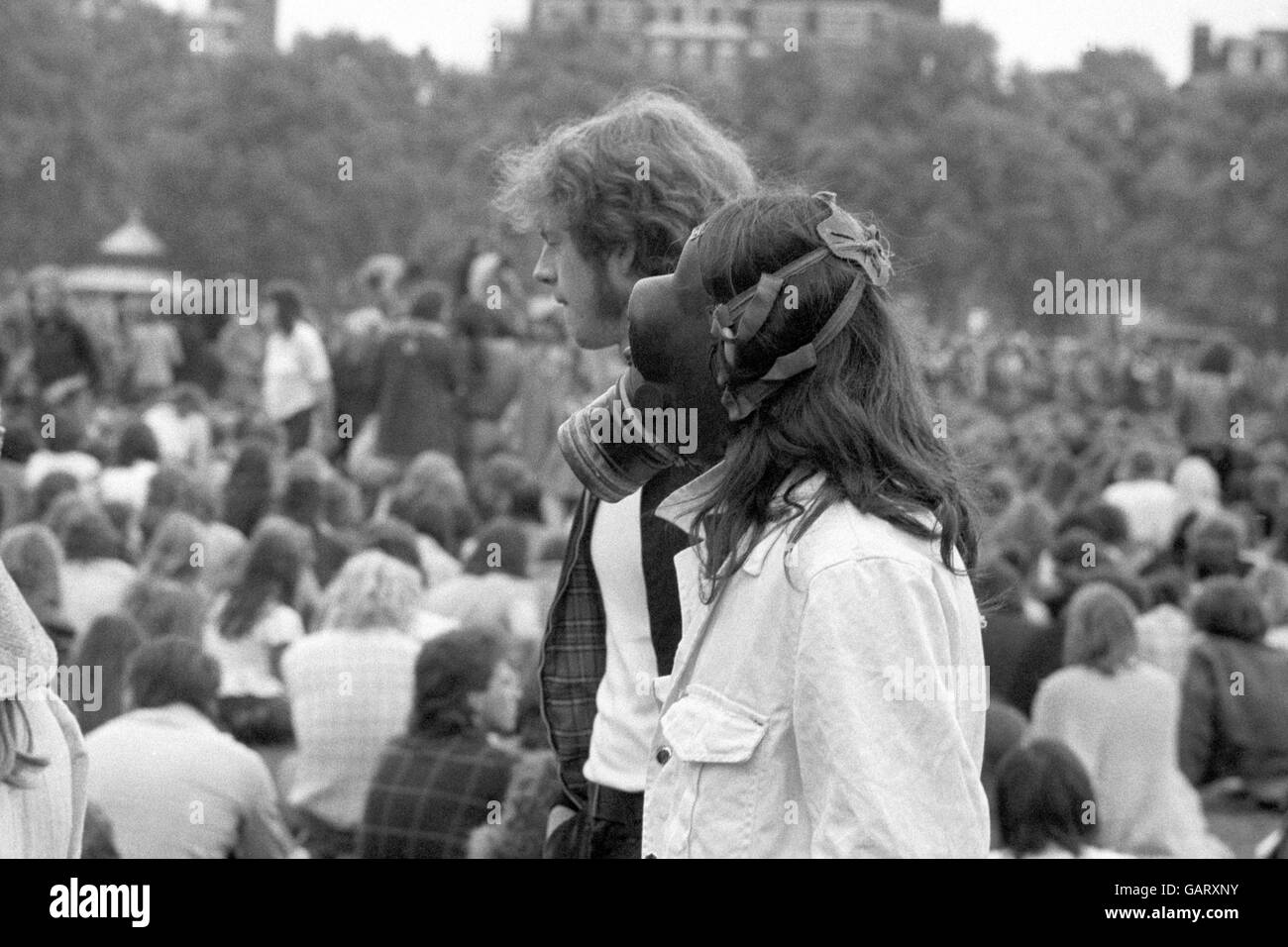 A gas masked fan at a free pop concert, organised by the Department of the Environment and a private company, at Hyde Park. Bands performing were Roger McGuinn, Roy Harper, Julie Felix, Chilli Willi and the Red Hot Peppers, and Kokomo Stock Photo