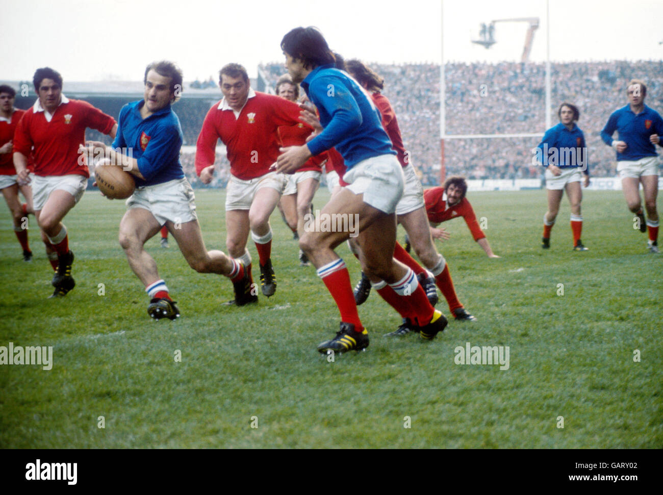Rugby Union - Five Nations Championship - Wales v France. France scrum half Jacques Fouroux (l) tears through the Welsh defence Stock Photo