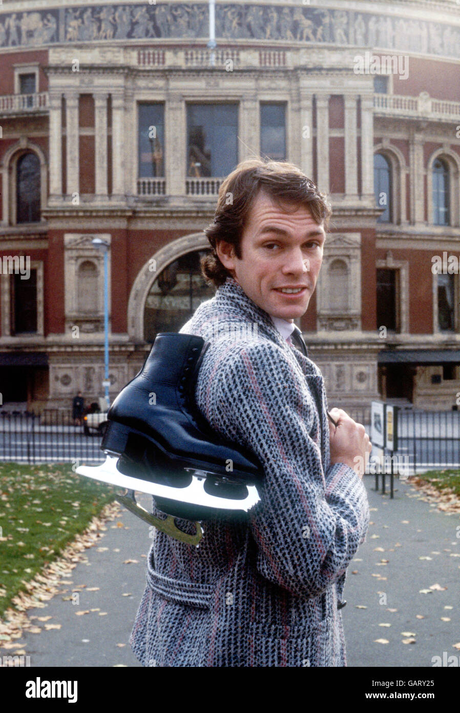 John Curry Standing Outside The Albert Hall Hi res Stock Photography 