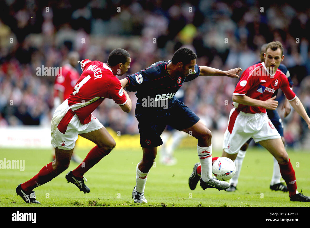 Soccer - Nationwide League Division One - Play-off Semi Final - First Leg - Nottingham Forest v Sheffield United. Nottingham Forest's Des Walker and Ricardo Scimeca and Sheffield United's Carl Asaba. Stock Photo
