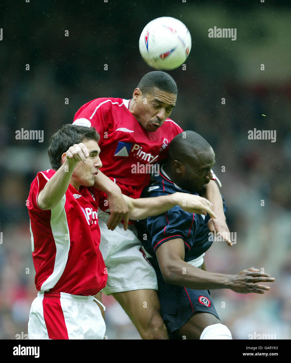 Soccer - Nationwide League Division One - Play-off Semi Final - First Leg - Nottingham Forest v Sheffield United. Nottingham Forest's Des Walker and John Thompson clear from Sheffield United's Steve Kabba Stock Photo