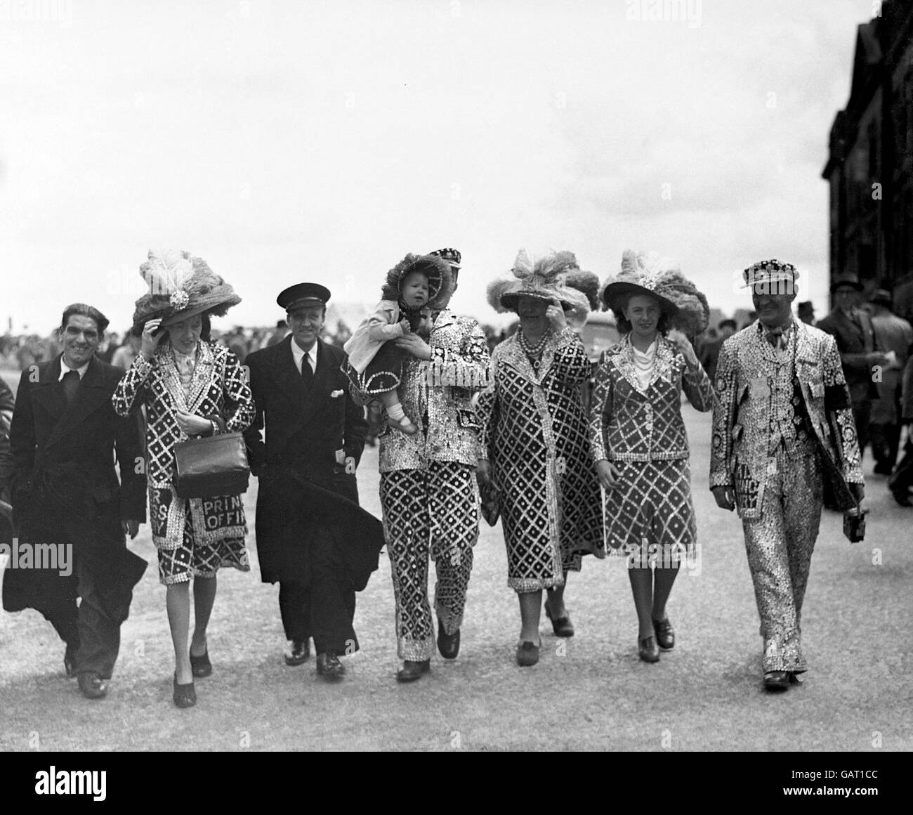Derby Day Scenes At Epsom Downs 1948 Stock Photo Alamy derby-day-scenes-at-epsom-downs-1948-stock-photo-alamy