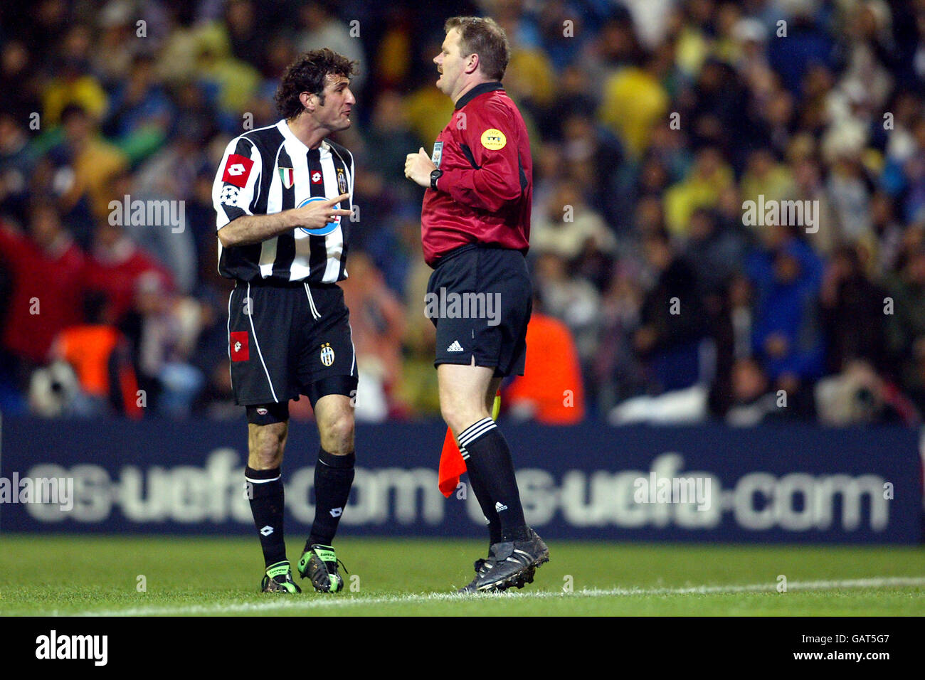 (L-R) Juventus' Ciro Ferrara argues with assistant referee Ole Hermann Borgan Stock Photo