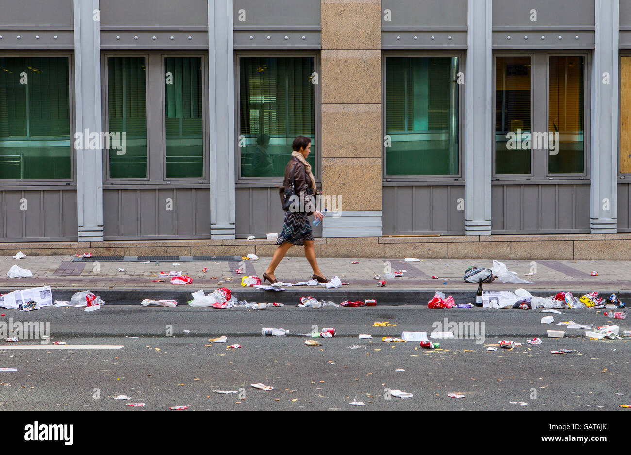 Litter uk street woman hi-res stock photography and images - Alamy