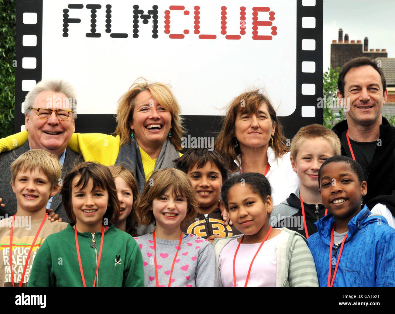 (back row left-right) Sir Alan Parker (Director of Bugsy Malone), actress Emma Thompson, Beeban Kidron (Director of Bridget Jones' Diary) and actor Jason Isaacs launch the UK's Filmclub with Morpeth School pupils at the school in Portman Place, in east London. Stock Photo
