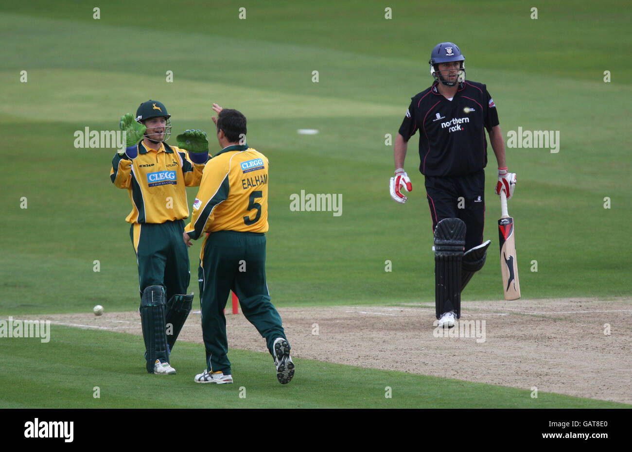 Nottinghamshire Outlaws' wicketkeeper Chris Read and Mark Ealham celebrate as Durham Dynamos' Liam Plunkett starts to walk believing himself to be out, only for the umpire not to give the decision Stock Photo