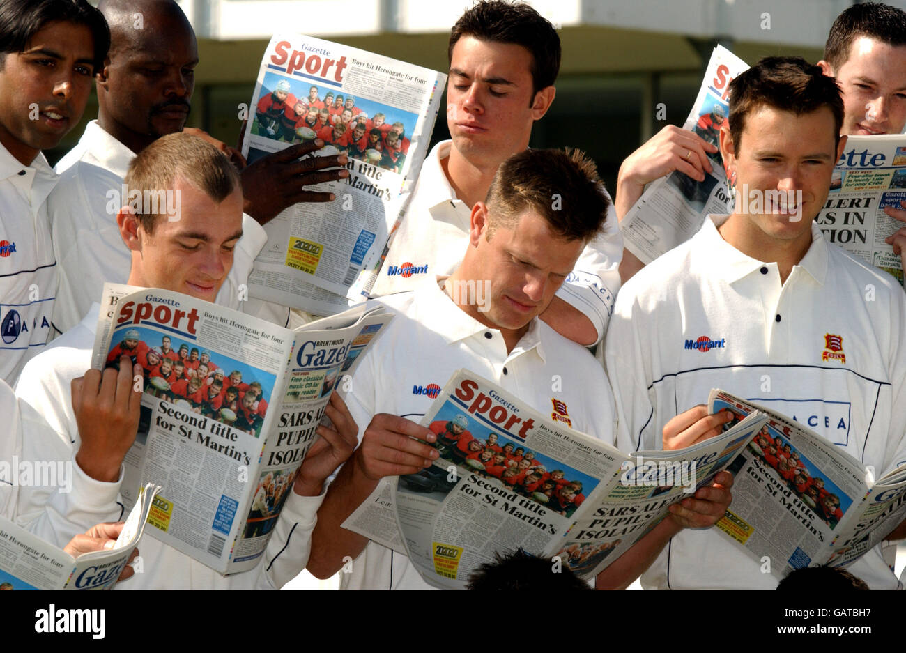 Cricket - Frizzell County Championship -Essex CCC Photocall. Essex CCC players read the local paper Stock Photo