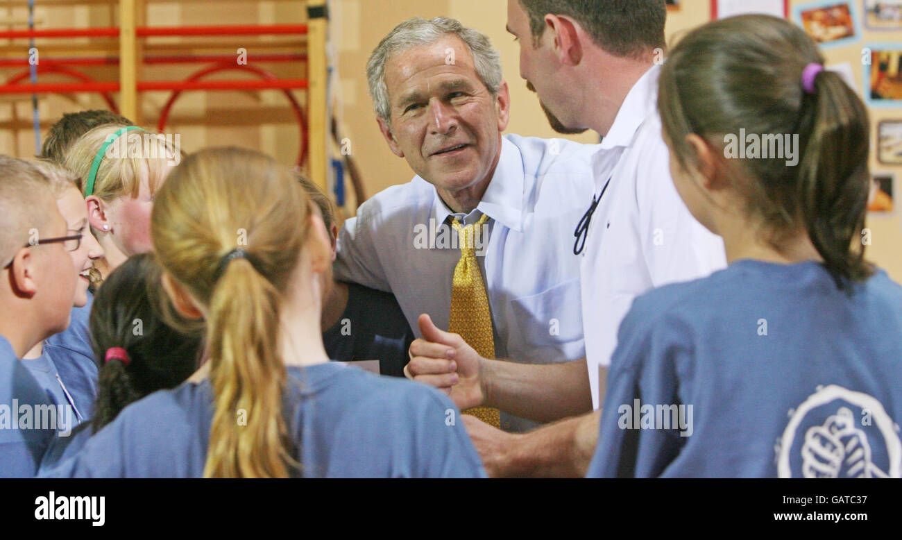 US president George Bush during a visit to Loughview integrated primary school as he ends his visit to Northern Ireland. Stock Photo
