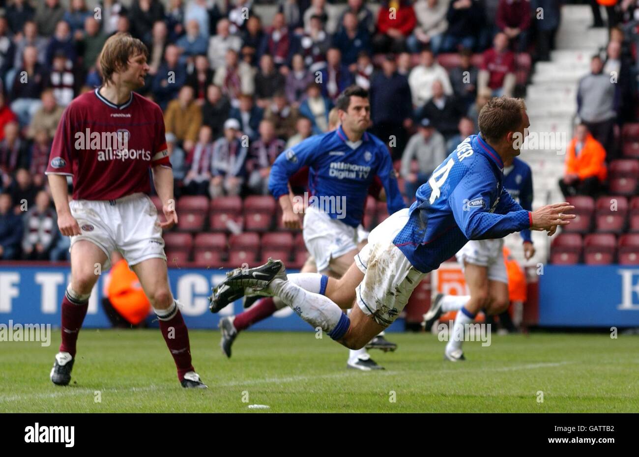 Ronald de boer of rangers heads in the first goal hires stock
