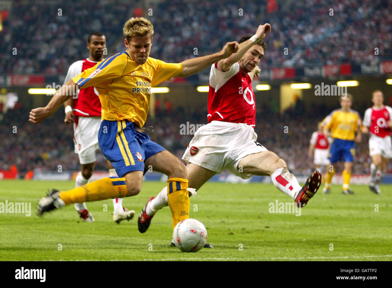 Soccer - AXA FA Cup - Final - Arsenal v Southampton. Southampton's James Beattie (l) gets in a cross despite the attention of Arsenal's Martin Keown Stock Photo