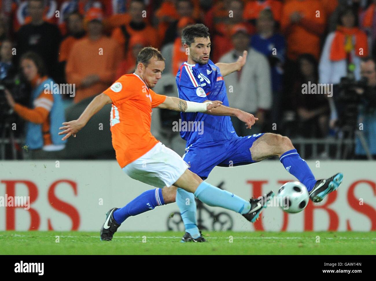 Soccer - UEFA European Championship 2008 - Group C - Holland v France - Stade de Suisse. Holland's Wesley Sneijder and France's Jeremy Toulalan battle for the ball Stock Photo