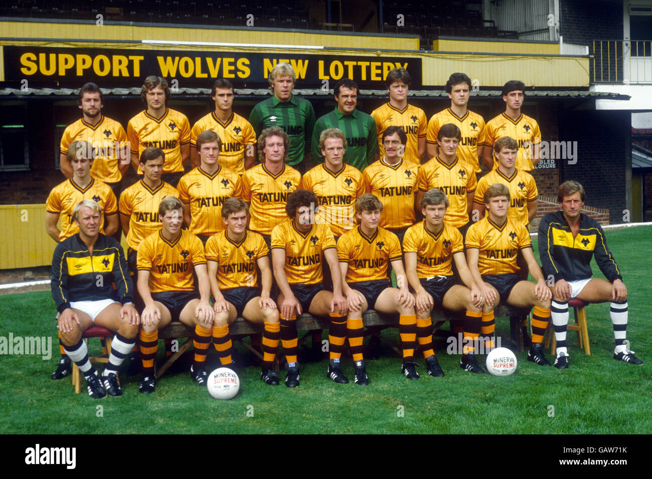 Wolverhampton Wanderers 1983/84 squad: (back row, l-r) Peter Daniel, Alan Dodd, John Humphrey, Paul Bradshaw, John Burridge, John Pender, Hugh Atkinson, Mick Bennett (middle row, l-r) Dale Rudge, Tony Towner, Mel Eves, Billy Kellock, Andy Gray, Kenny Hibbitt, Wayne Clarke, Mick Matthews (front row, l-r) manager Graham Hawkins, Bob Coy, Paul Butler, Geoff Palmer, Ian Cartwright, Billy Livingstone, Gordon Smith, assistant manager Jim Barron Stock Photo