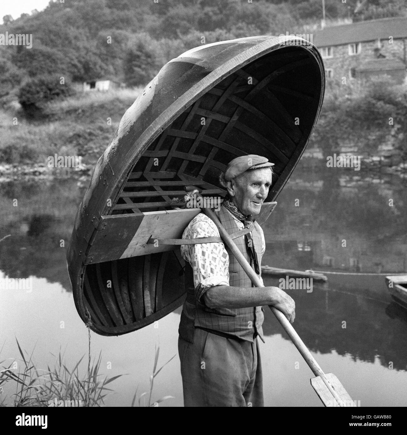 Harry Rogers, 74, one of the few remaining makers of Severn coracles. Stock Photo