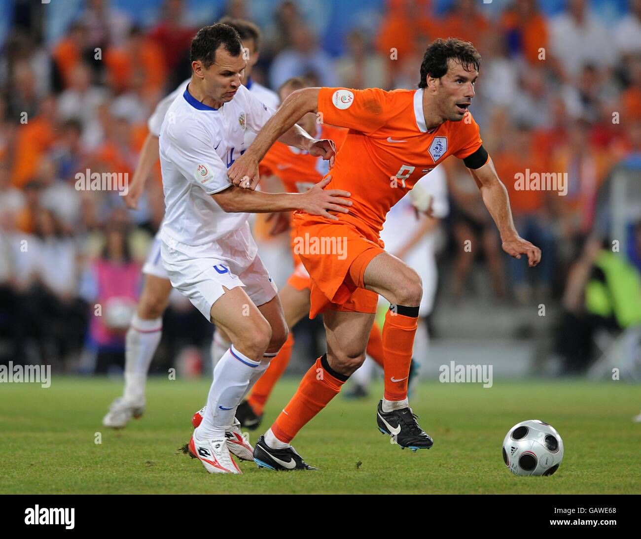 Soccer - UEFA European Championship 2008 - Quarter Final - Holland v Russia - St Jakob-Park. Holland's Ruud van Nistelrooy (right) and Russia's Sergei Ignashevich battle for the ball. Stock Photo