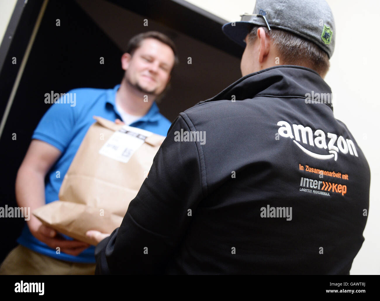 ILLUSTRATION - A man receiving an order in Berlin, Germany, 10 June ...