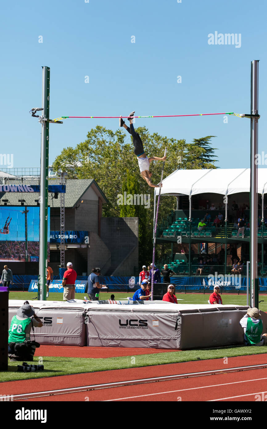 Eugene, USA. 4th July, 2016. Logan Cunningham clears the bar and places 3rd in the Men's Pole Vault Final at the 2016 USATF Olympic Trials at Historic Hayward Field in Eugene, Oregon, USA. Credit:  Joshua Rainey/Alamy Live News. Stock Photo