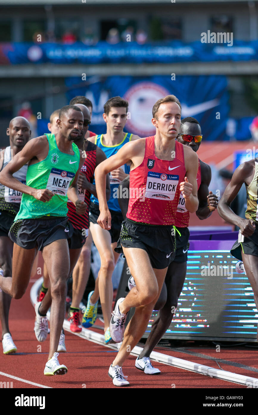Eugene, USA. 4th July, 2016. Runners come around the track during the
