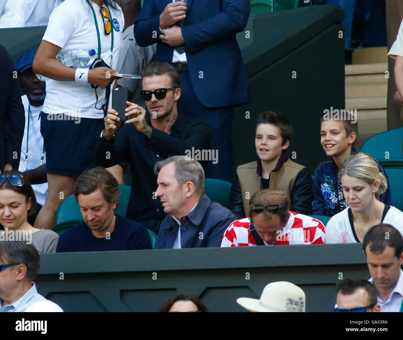 London, UK. 6th July, 2016. All England Lawn Tennis and Croquet Club, London, England. The Wimbledon Tennis Championships Day 10.  David Beckham with his sons Romeo and Cruz in the players' box on Centre Court before today's quarter final between number 3 seed, Roger Federer (SUI) and number 9 seed, Marin Cilic (CRO). © Action Plus Sports Images/Alamy Live News Credit:  Action Plus Sports Images/Alamy Live News Stock Photo