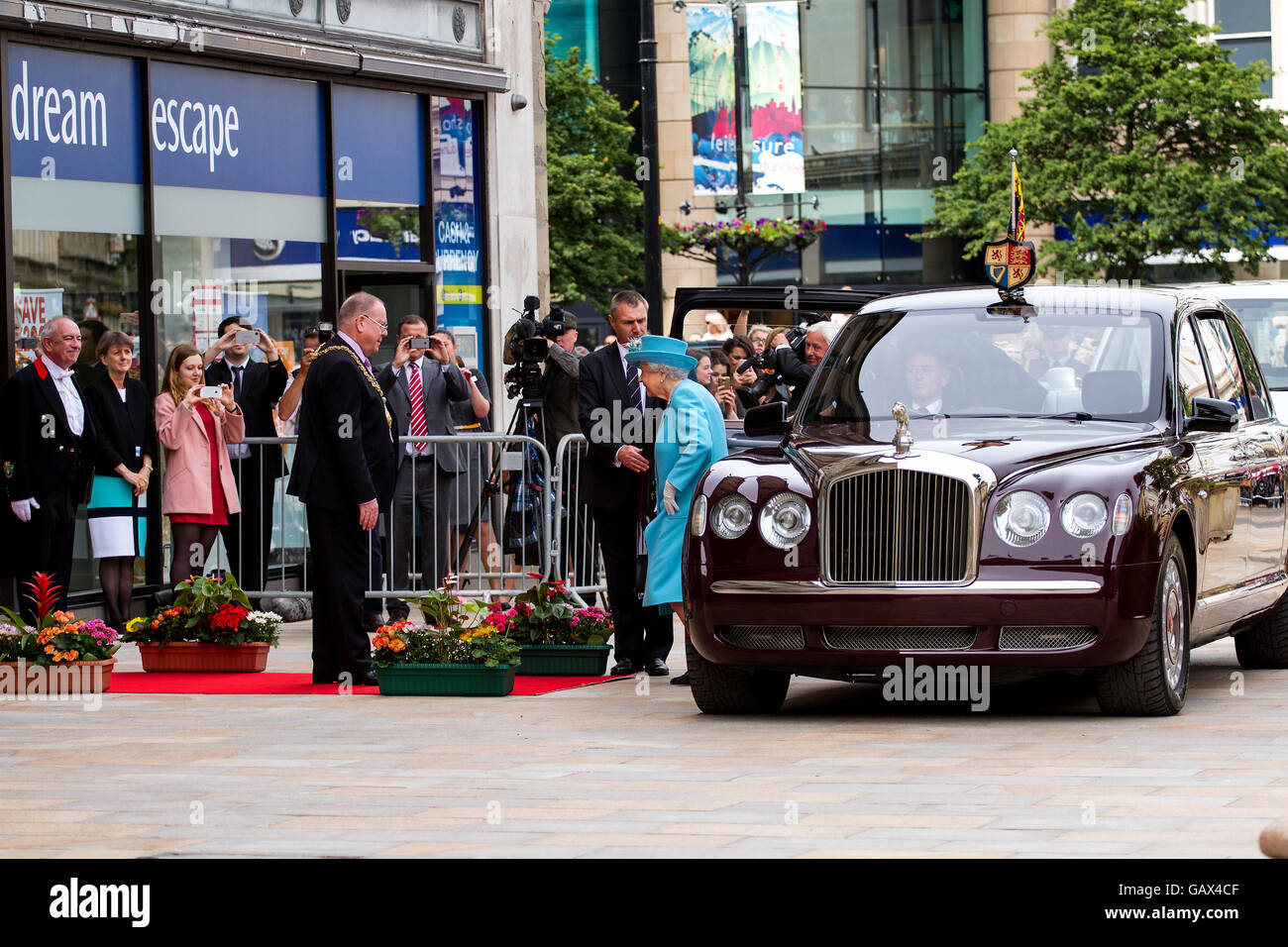 Dundee, Tayside, Scotland, UK. July 6th 2016. Her Majesty The Queen and His Royal Highness Prince Philip arriving at the Chambers of Commerce in the City Square today during their Royal visit to Dundee. They were both met by Dundee`s Lord Provost Bob  Duncan [left] who is Her Majesty`s Lord Lieutenant of the City of Dundee. Credit: Dundee Photographics / Alamy Live News Stock Photo