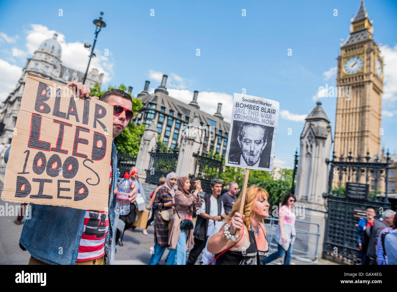 London, UK. 06th July, 2016. A couple of passionate protestors make a vocal protest in front of the gates to Parliamnet - The results of the Chilcot inquirty into the Iraq War bring protestors, against Tony Blair's part in it, to Parliament Square. Credit:  Guy Bell/Alamy Live News Stock Photo