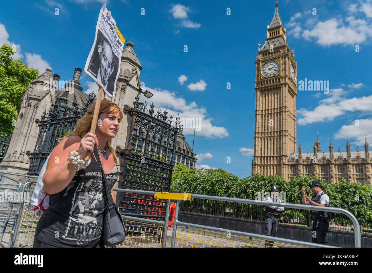 London, UK. 06th July, 2016. A passionate protestor makes a vocal protest in front of the gates to Parliamnet - The results of the Chilcot inquirty into the Iraq War bring protestors, against Tony Blair's part in it, to Parliament Square. Credit:  Guy Bell/Alamy Live News Stock Photo