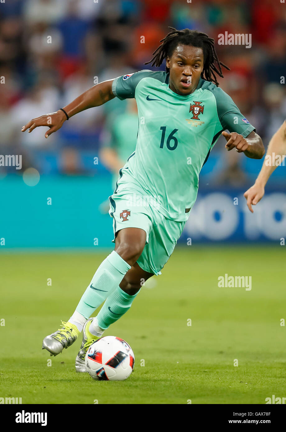 Lyon, France. 6th July, 2016. Renato SANCHES, Por 16  drives the ball, action, full-size,  PORTUGAL - WALES  2-0 Semifinal ,Football European Championships EURO at  06 July, 2016 in Lyon, Stade de Lyon, France. Fussball, Nationalteam, Halbfinale,06.07.2016  Credit:  Peter Schatz / Alamy Live News Stock Photo