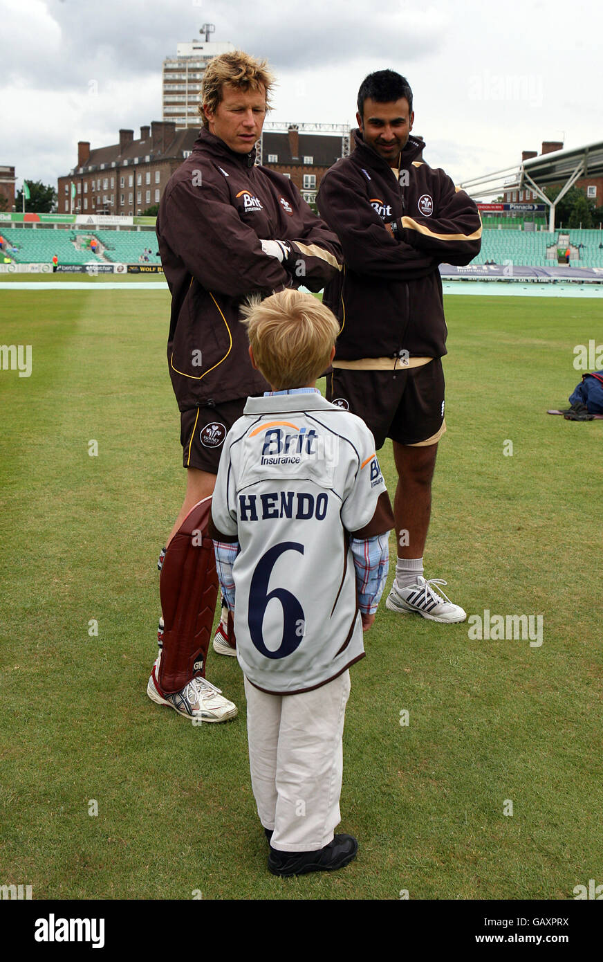 Surrey Brown Caps' Jonathan Batty (left) and Second Team Coach Nadeem Shahid, with the mascot of the day. Stock Photo