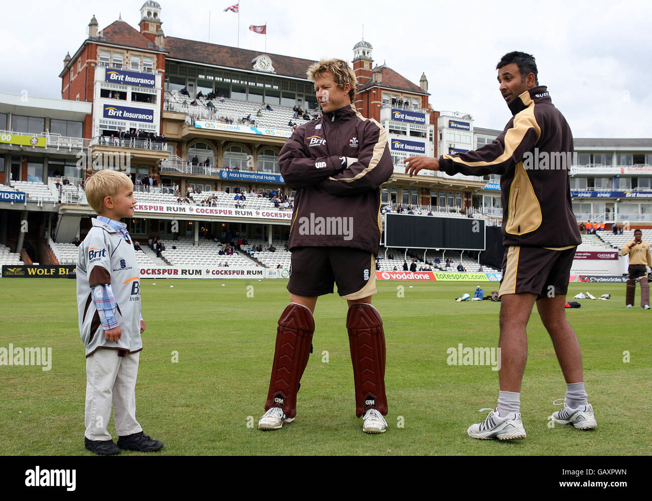 Surrey Brown Caps' Jonathan Batty (centre) and Second Team Coach Nadeem Shahid, with the mascot of the day. Stock Photo