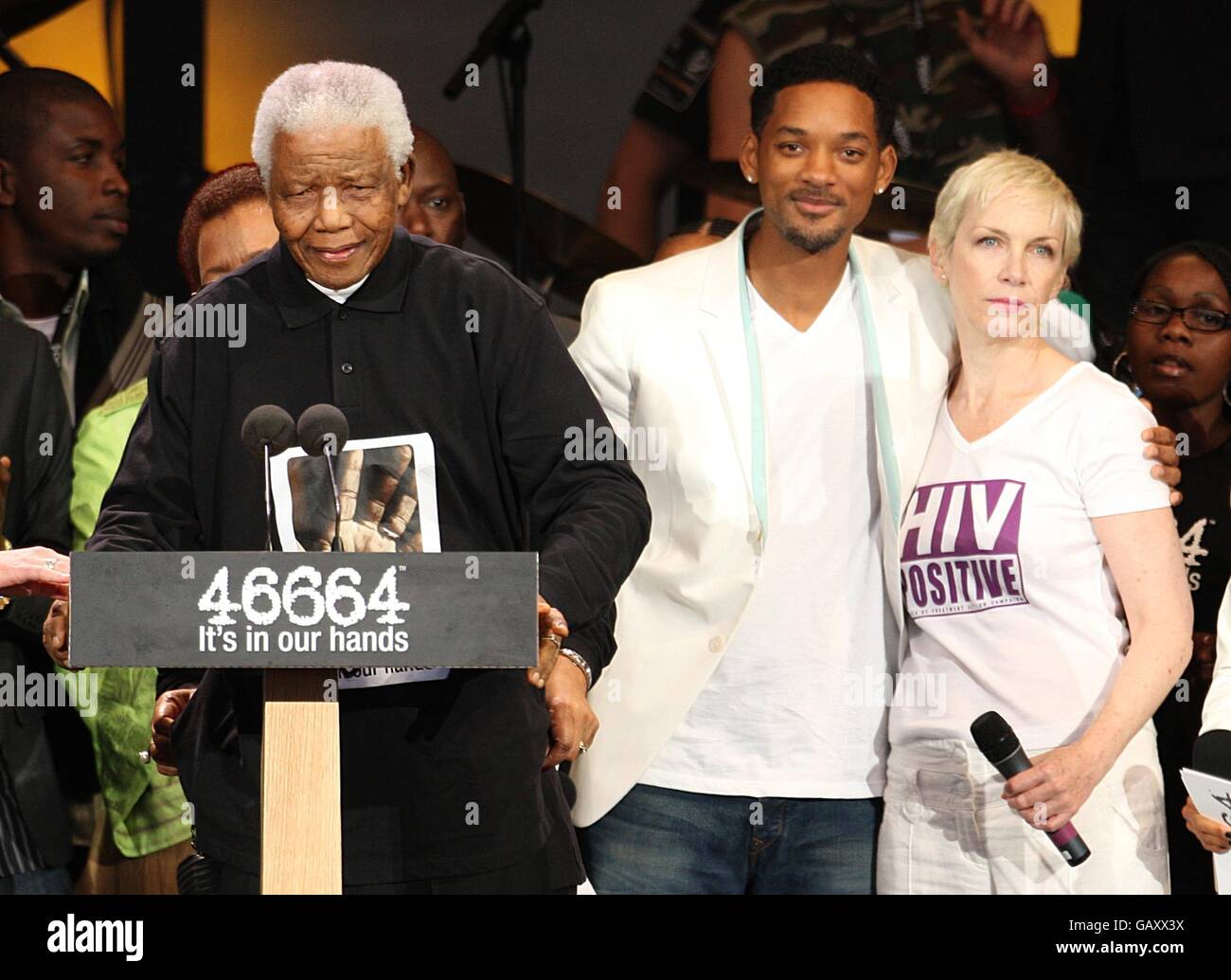Nelson Mandela L Is Joined On Stage By His Guests During The Concert Honouring Nelson Mandela S Ninetieth Birthday In Hyde Park London Stock Photo Alamy
