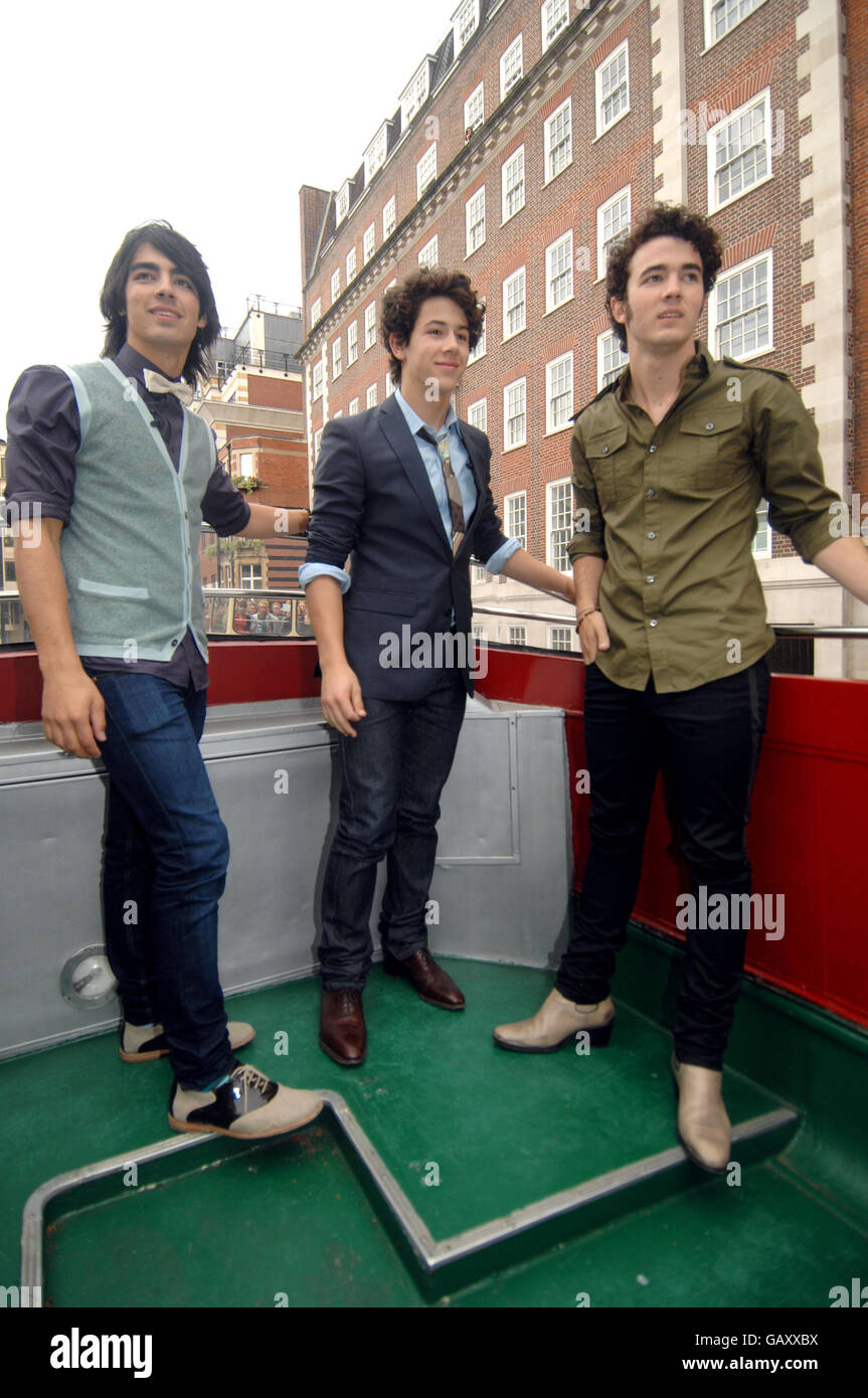 Nick jonas kevin jonas from hi-res stock photography and images - Alamy, image size:863x1390