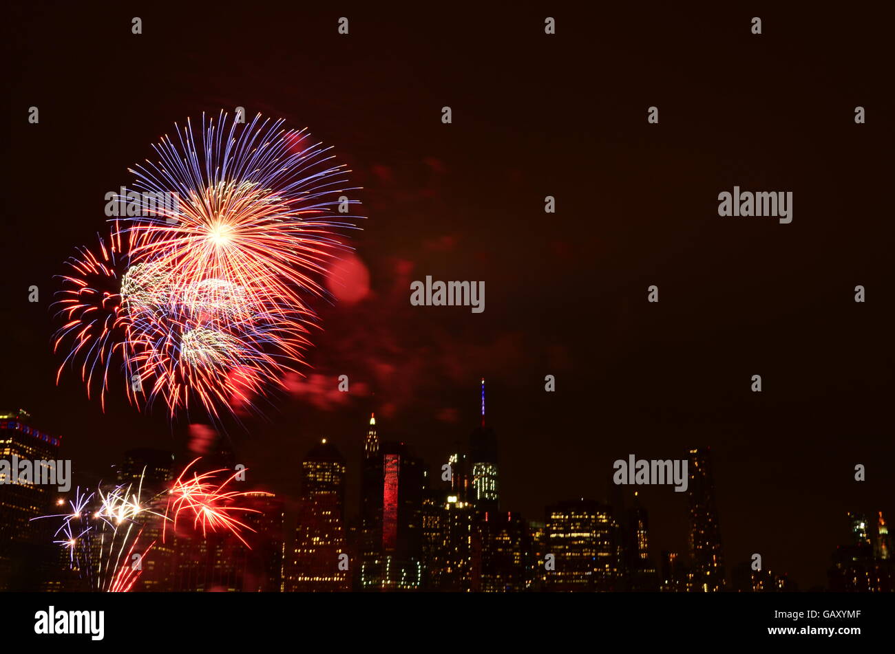 Macy's 4th of July fireworks from Brooklyn Bridge Park looking towards lower Manhattan Stock Photo