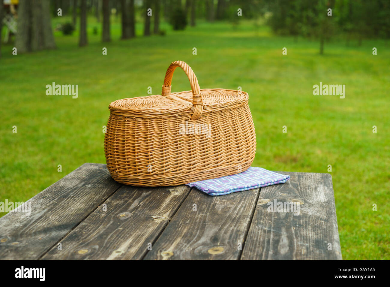 Picnic hamper on green cloth hires stock photography and images Alamy