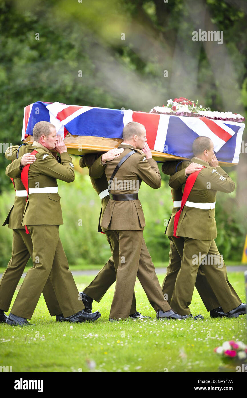 Troops from 2 Para carry the coffin of Warrant Officer Class 2 Michael Williams at Bedwas cemetry, Caerphilly. Stock Photo