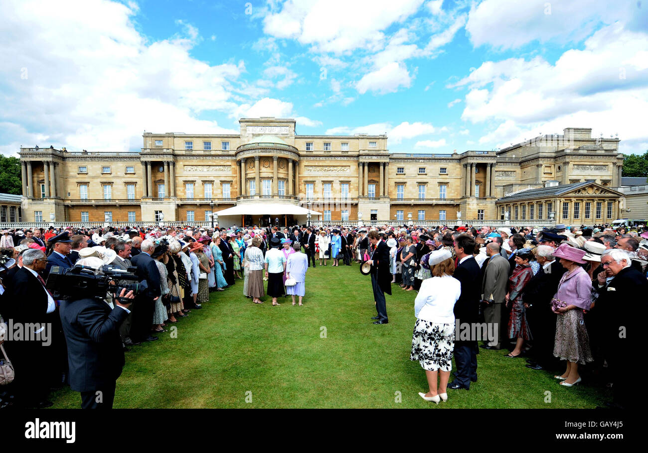 Buckingham palace garden party food