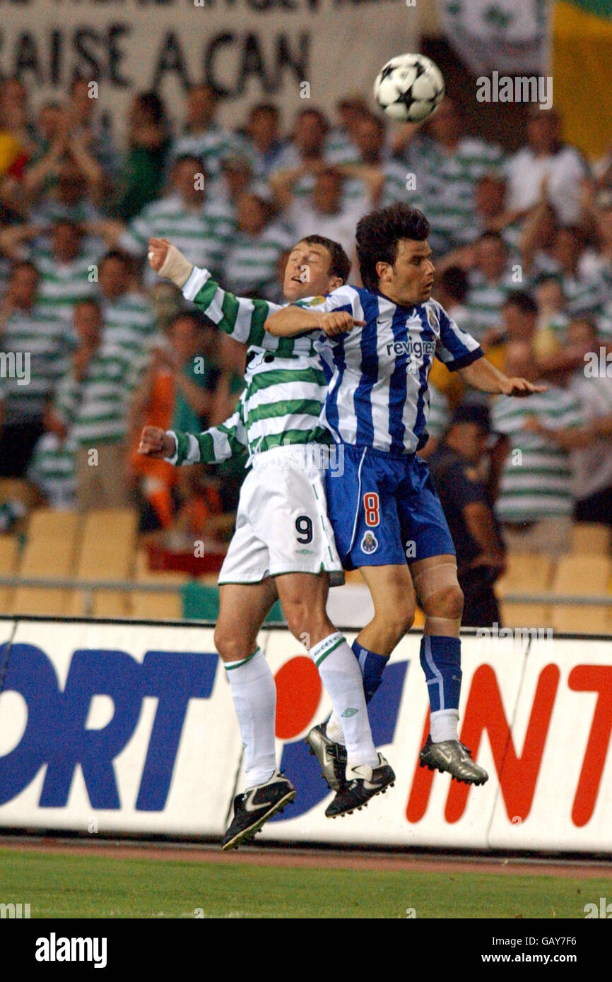 (L-R)Chris Sutton, Celtic and FC Porto's Nuno Valente battle for the ball Stock Photo