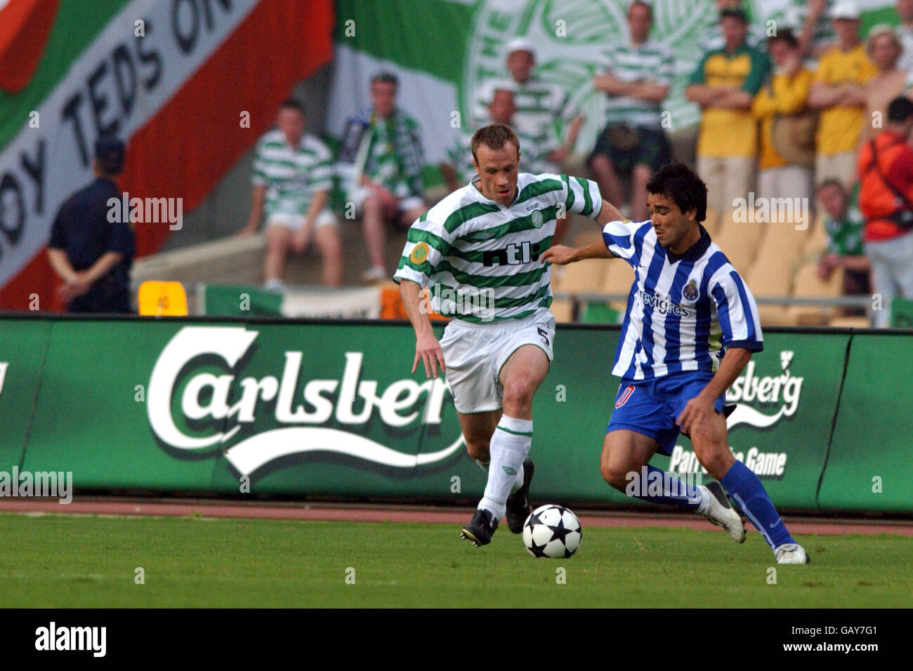 (L-R) Celtic's Joos Valgaeren and FC Porto's Deco battle for the ball Stock Photo