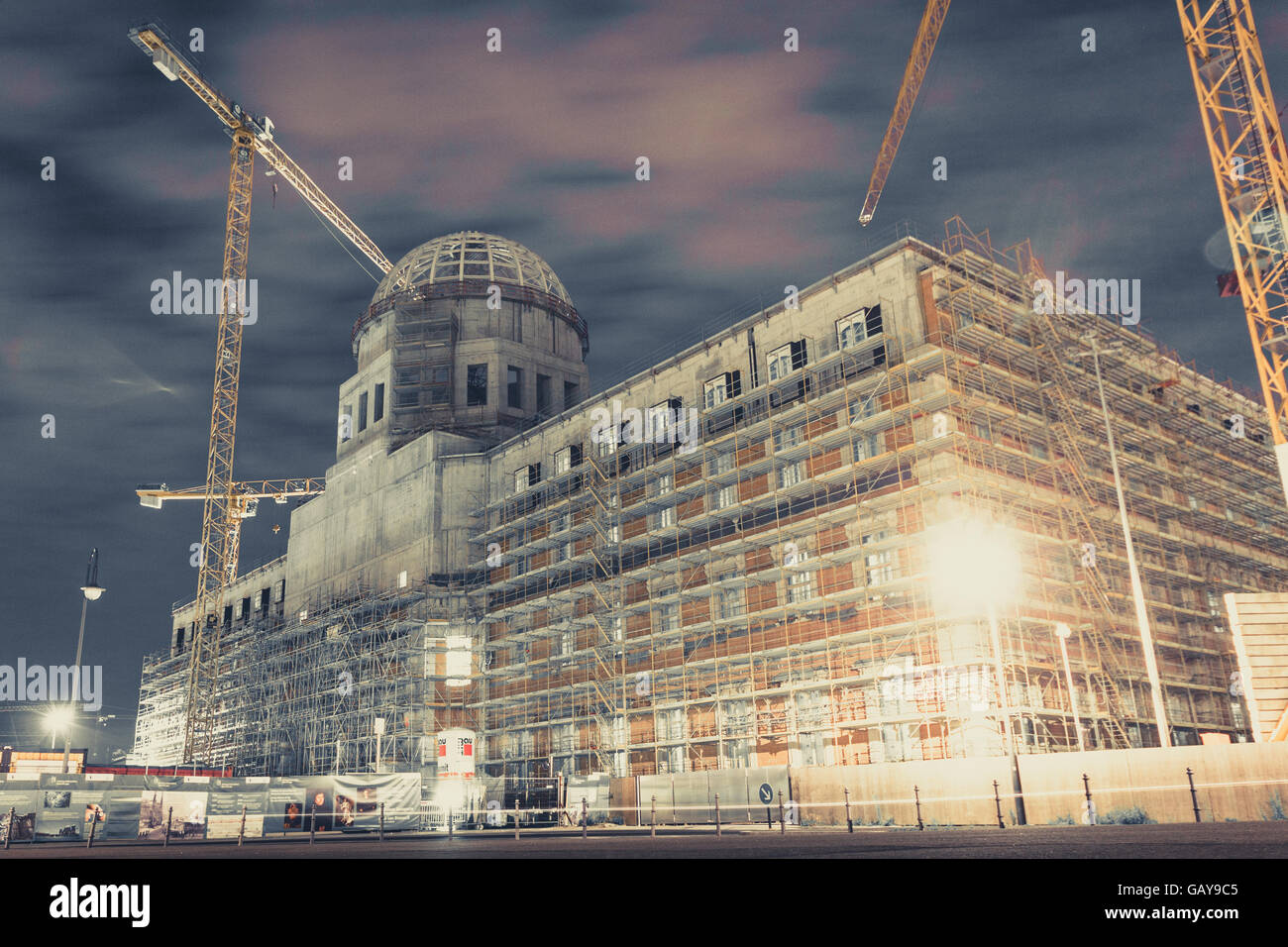 The construction site of the Berlin City Castle ( Berliner Stadtschloss) at night Stock Photo