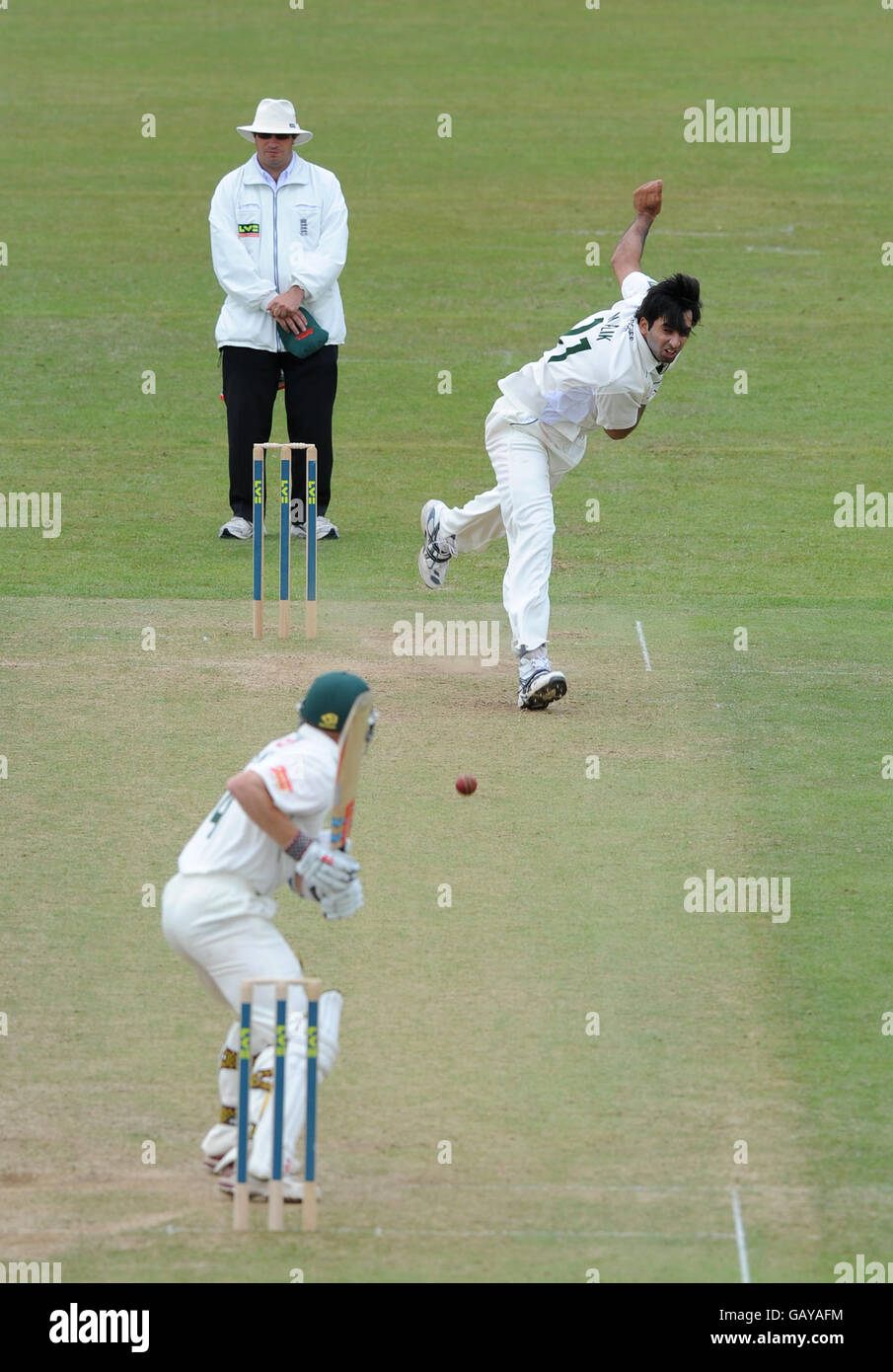 Cricket - Liverpool Victoria County Championship - Division Two - Day Two - Leicestershire v Worcestershire - Grace Road. Leicestershire's M N Malik bowling to Worcestershire's Ben Smith Stock Photo