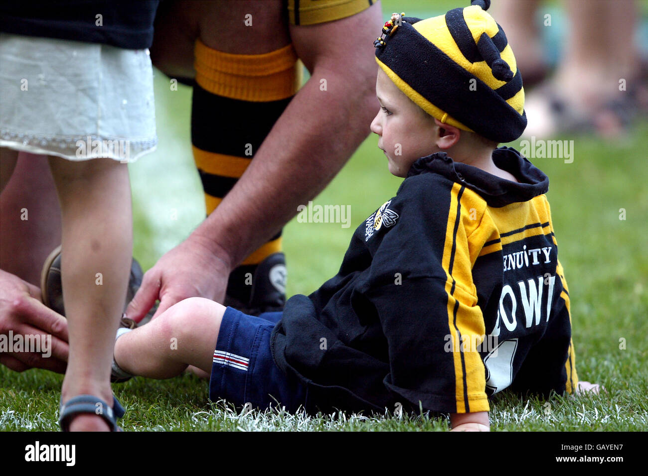 Rugby Union - Zurich Premiership - Final - Gloucester v London Wasps. The son of a London Wasps player gets his shoe laces tied up during the celebrations Stock Photo