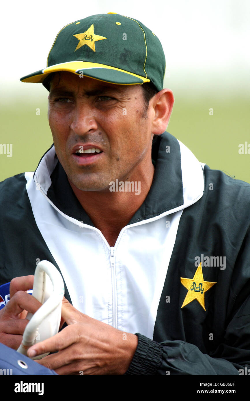 Cricket - International Friendly - Scotland v Pakistan. Younis Khan ...