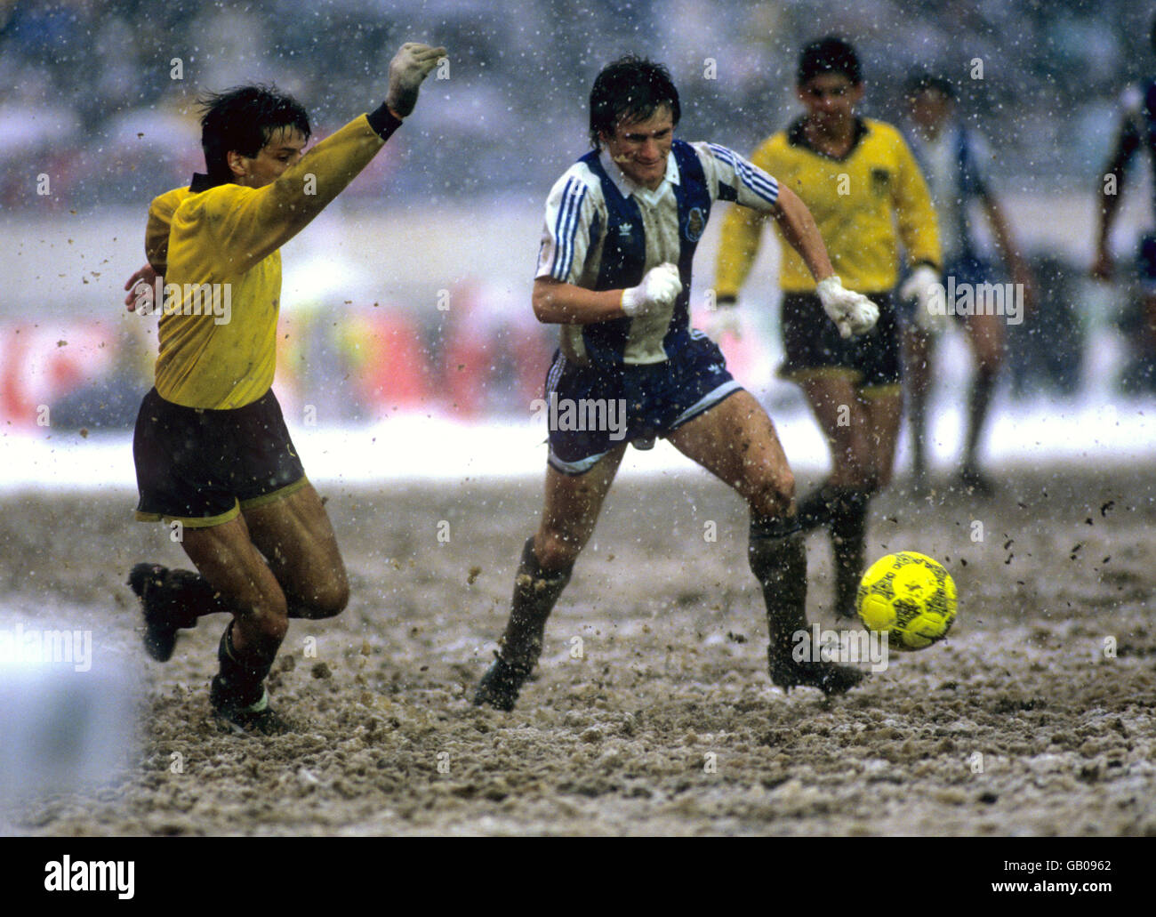 Soccer - Intercontinental Cup Final - Toyota Cup - FC Porto v C.A. Penarol - National Stadium - Tokyo. General action from the match as the players struggle in the extreme conditions Stock Photo