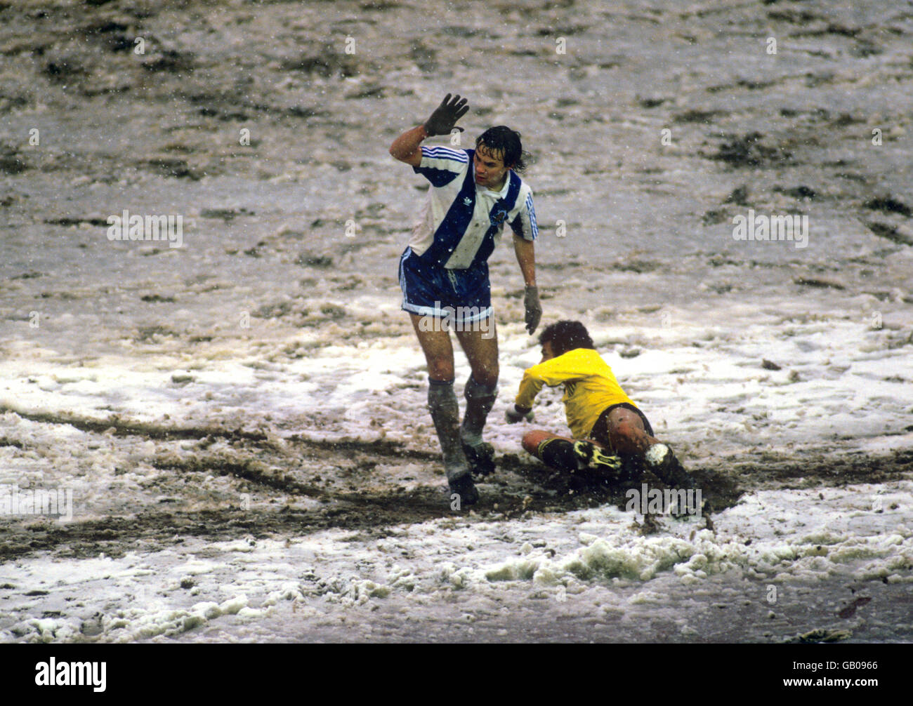 Soccer - Intercontinental Cup Final - Toyota Cup - FC Porto v C.A. Penarol - National Stadium - Tokyo. A Porto player protests his innocence as the players struggle in the extreme conditions Stock Photo