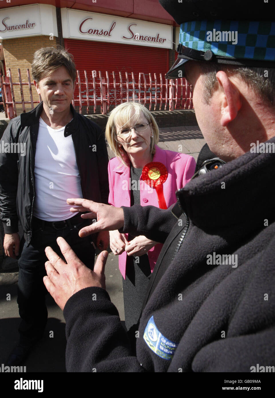 Labour candidate for the Glasgow East by-election, Margaret Curran (centre) with Taggart actor John Michie (left) near Shandwick Square Shopping Centre in Easterhouse to look at ways of tackling community issues. Stock Photo