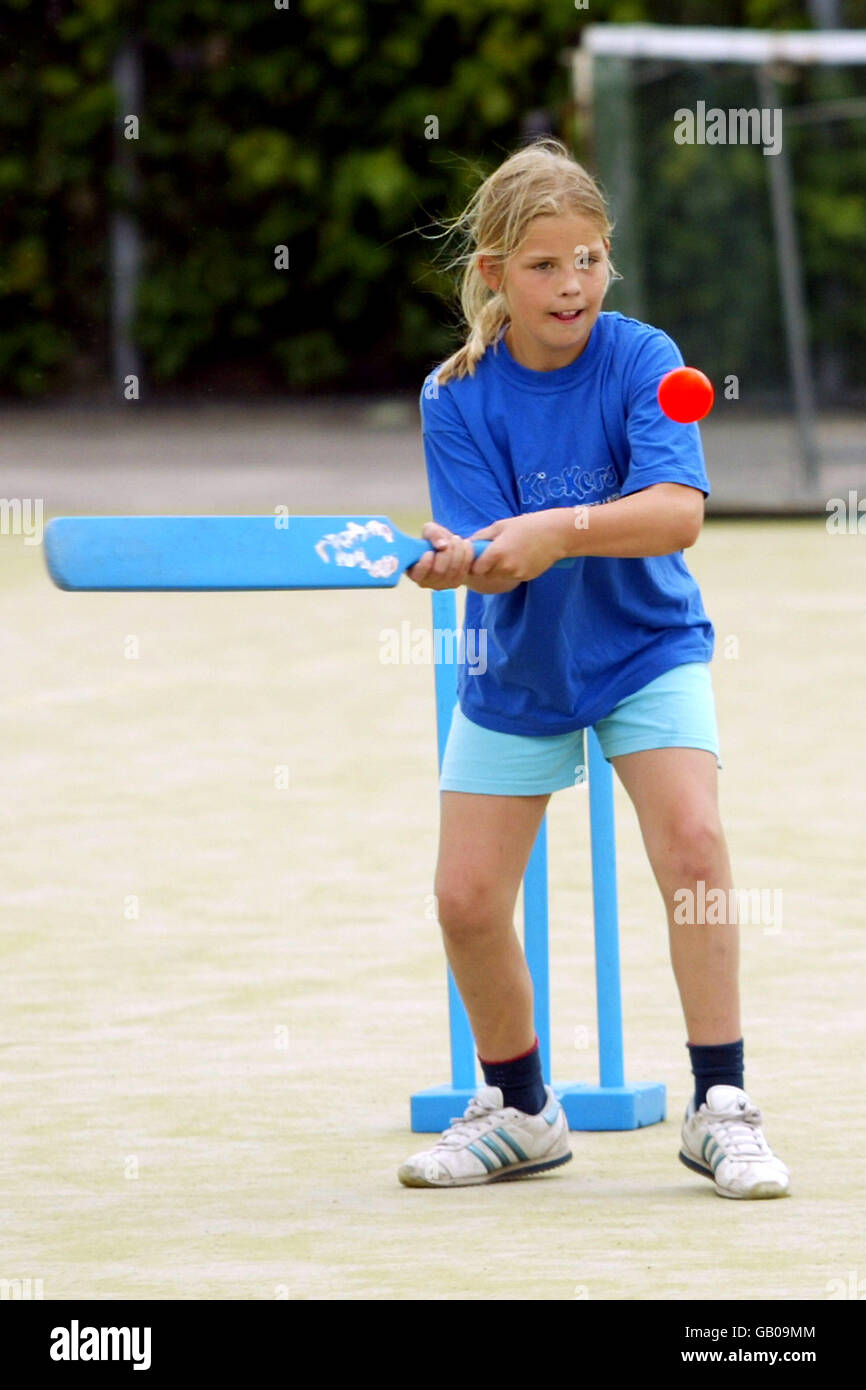 Cricket - Girls Tournament - Kennington Park. Young girls enjoy a game of  cricket Stock Photo - Alamy
