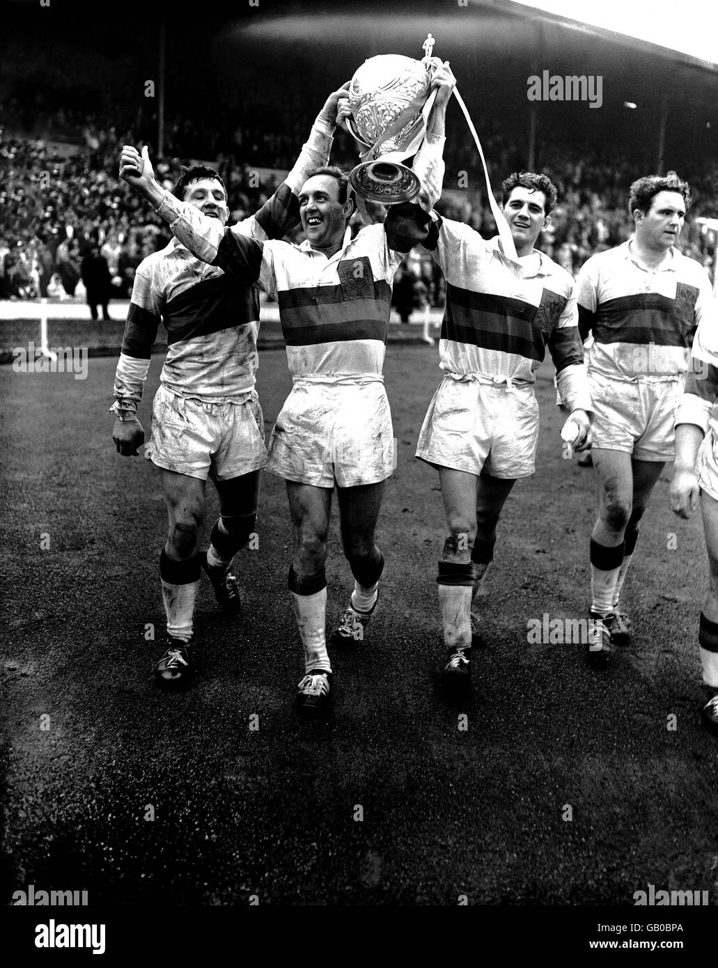 Rugby League - Challenge Cup Final - Huddersfield v Wakefield Trinity - Wembley Stadium, London. A. Skene (l) holds up the Challenge Cup after his Wakefield Trinity side beat Huddersfield Stock Photo