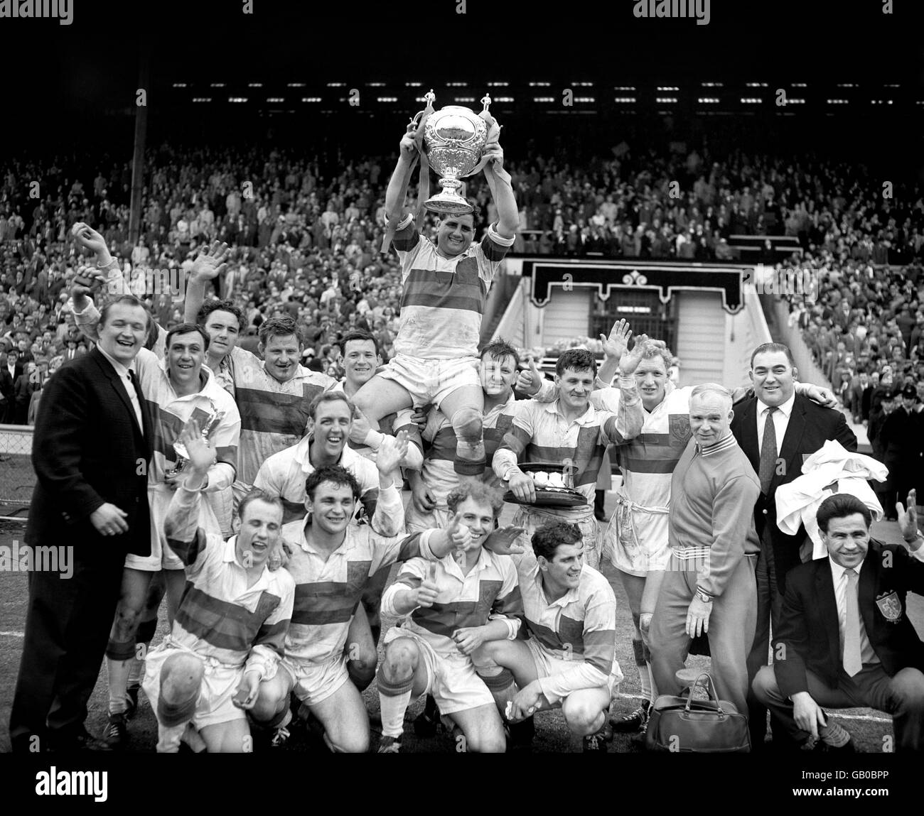 Wakefield Trinity team hoist aloft their Captain D. Turner who is lifting up the Challenge Cup Stock Photo