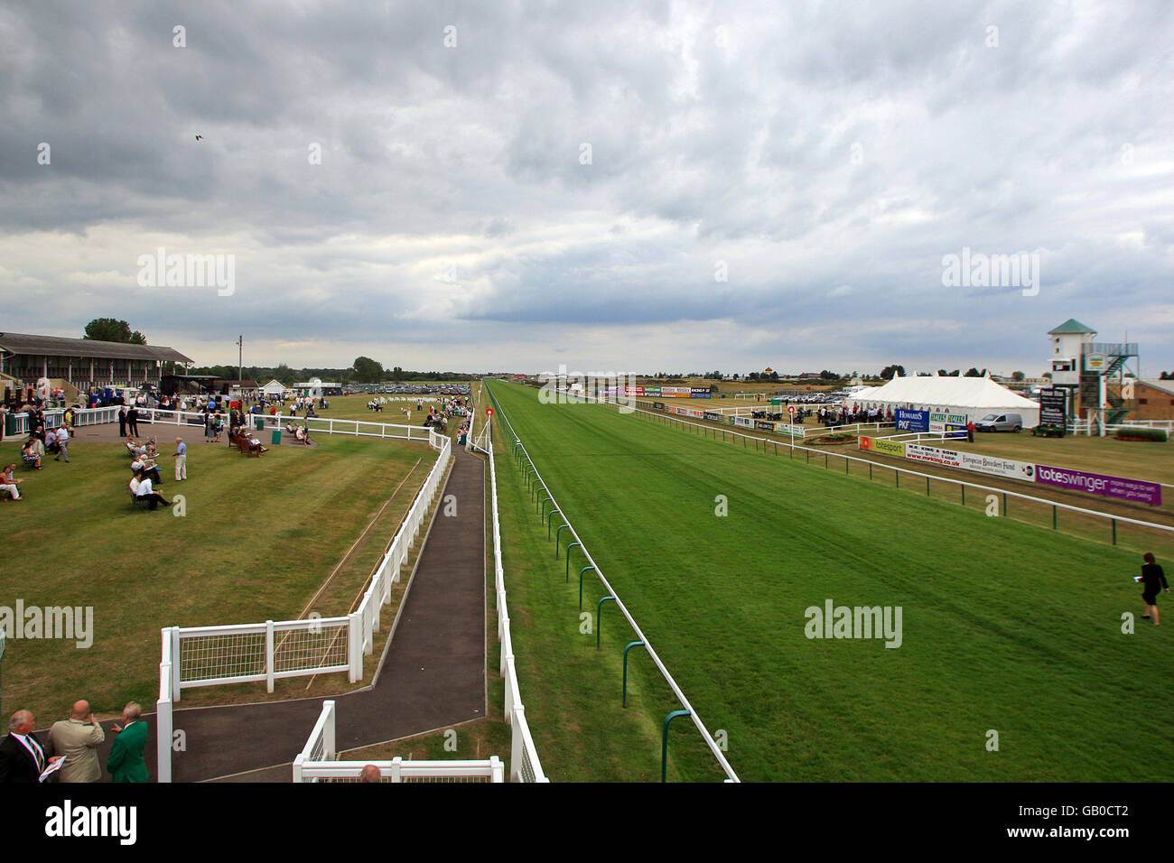 Horse Racing - Ladies Rhythm & Rock Night - Great Yarmouth Racecourse. General view of the finishing straight at Great Yarmouth Racecourse. Stock Photo