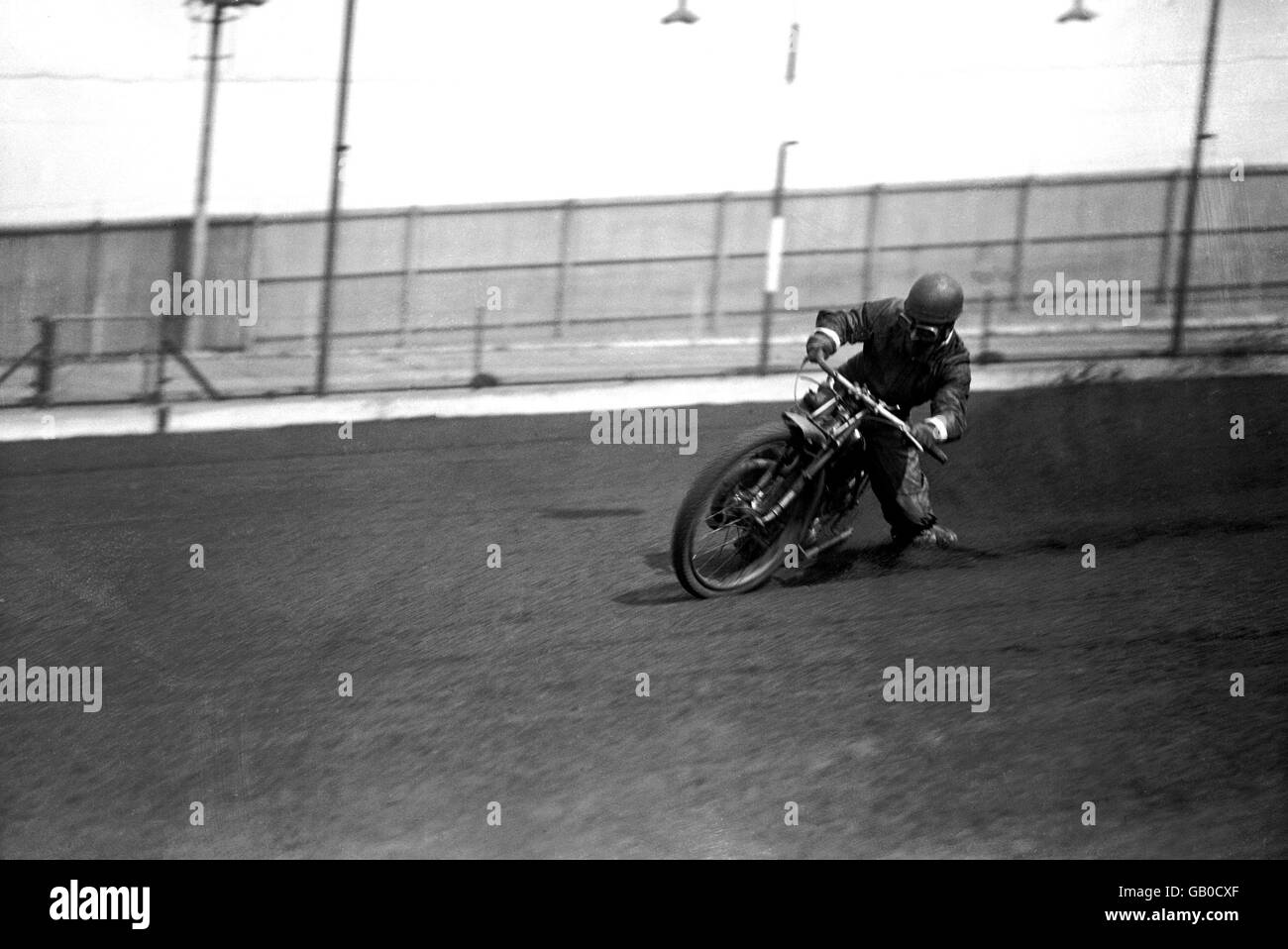 Speedway. (L-R) New Cross rider Tom Farndon at speed Stock Photo