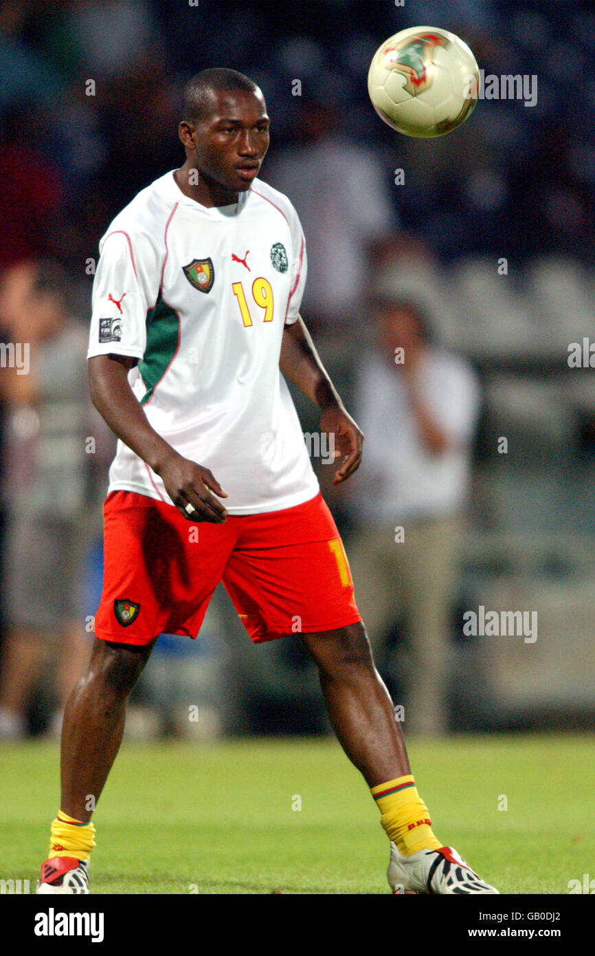 Soccer Fifa Confederations Cup 03 Group B Usa V Cameroon Cameroon S Eric Djemba Djemba Stock Photo Alamy Soccer Fifa Confederations Cup 03 Group B Usa V Cameroon Cameroon S Eric Djemba Djemba Stock Photo Alamy