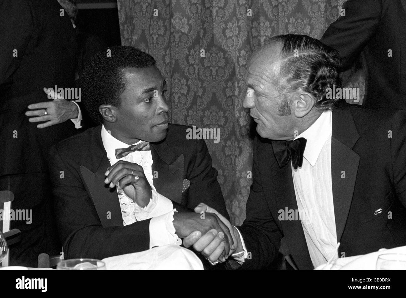 Boxing - World Sporting Club Dinner. World Welterweight champion boxer Sugar Ray Leonard, left, shakes hands with former Heavyweight champion Henry Cooper. Stock Photo